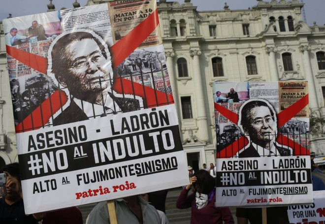 Manifestantes protestan el indulto del expresidente Alberto Fujimori en Lima, Perú, el lunes 25 de diciembre de 2017. (AP Foto/Martin Mejia)