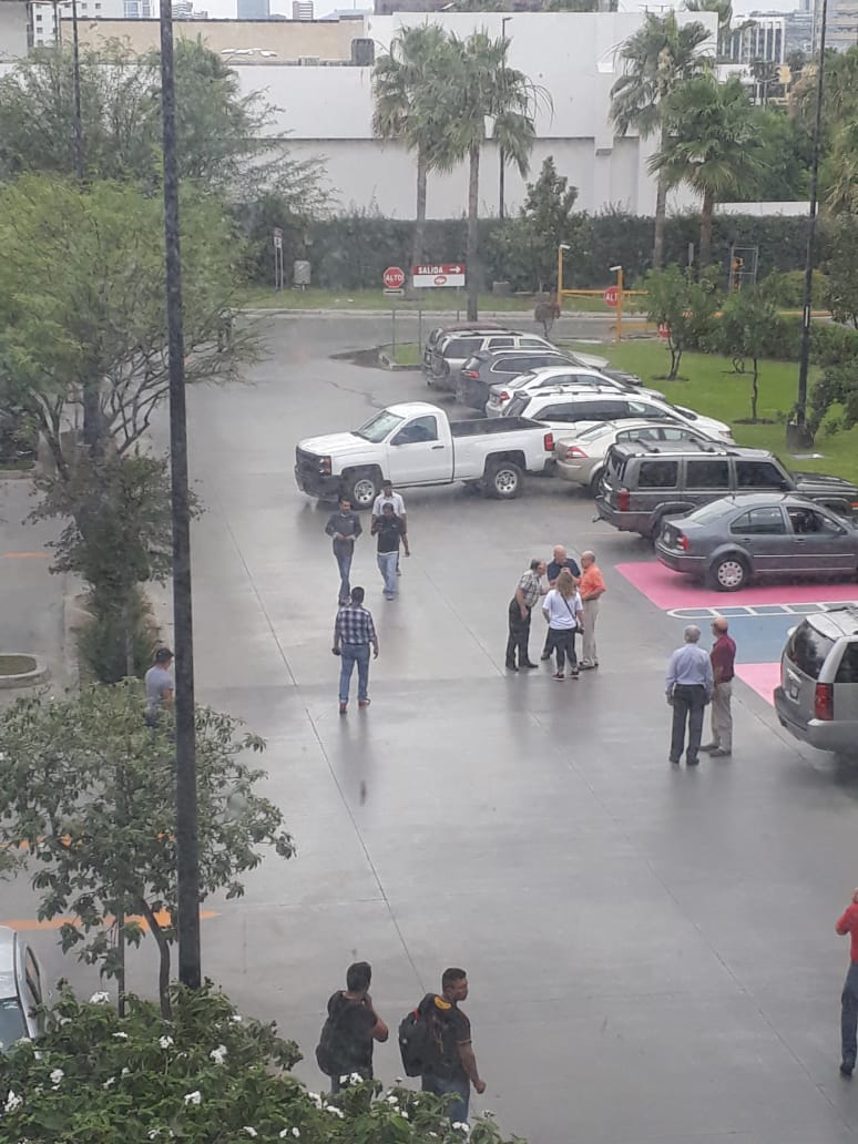 Ejecutan a hombre en centro comercial en San Pedro, Nuevo León