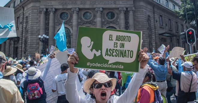 Mientras en el Congreso de la Unión senadoras y diputadas buscan ampliar los derechos de las mujeres, los grupos más conservadores del país luchan por impedir este objetivo