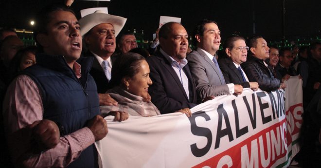 Alcaldes de Oposición se manifestaron a las afueras de Palacio Nacional para exigir más recursos, sin embargo fueron repelidos con gas lacrimógeno