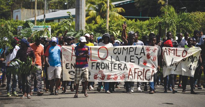 Los migrantes se manifiestan sus inconformidades a través de bailes, canciones y pancartas