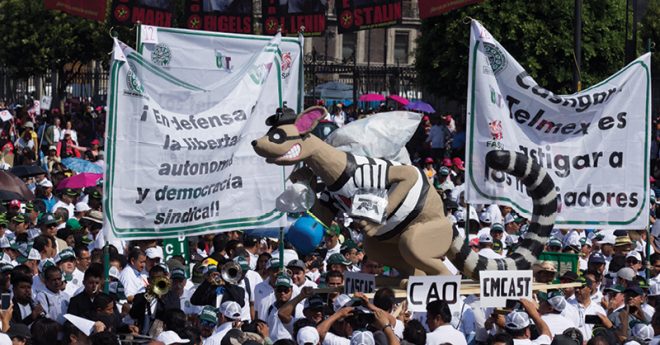 Obreros de diversos sindicatos marchan para exigir que se les reconozcan sus derechos sindicales.