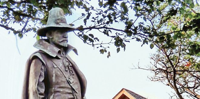 Las personas nativas cubrieron con el atuendo de Ku Klux Klan una estatua de William Bradford en otra edición