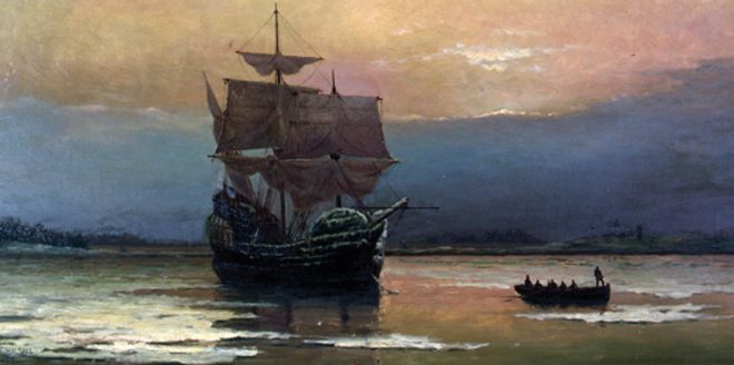 Indígenas abordaron el Mayflower II, una réplica del barco que llevó a los colonos ingleses al territorio de EU, en una edición del Día Nacional de Luto