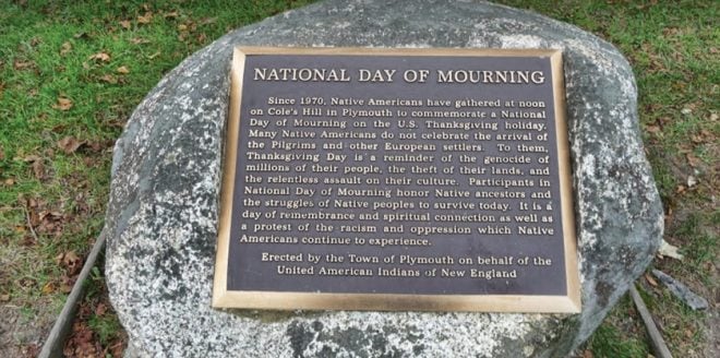Una placa en Cole’s Hill señala que los participantes del Día Nacional de Luto honran a los ancestros nativos y las luchas de los pueblos nativos para sobrevivir hoy