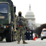 n elemento de la Guardia Nacional vigila en un camino bloqueado afuera del Capitolio al tiempo que las medidas de seguridad se refuerzan antes de la ceremonia de investidura del presidente electo Joe Biden, el lunes 18 de enero de 2021, en Washington. (AP Foto/Matt Slocum)