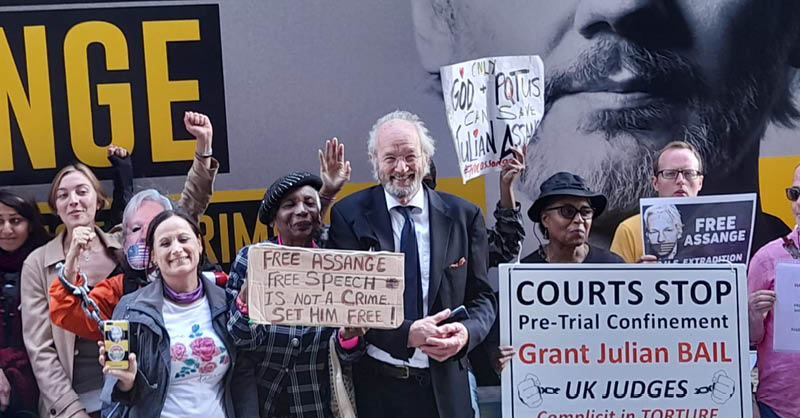 Grupos de activistas por la defensa de Assange se congregaron a las afueras de la Corte británica.