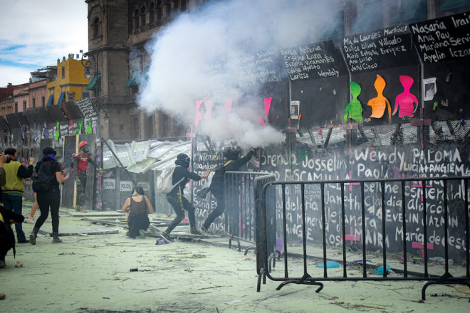 Un grupo de mujeres logró derribar una parte de la valla que protegía Palacio Nacional.