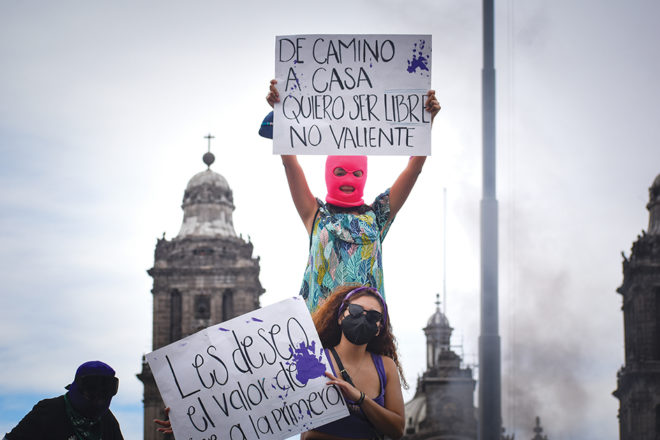 Las mujeres asistentes a la marcha portaban cubrebocas y caretas para protegerse del COVID-19.