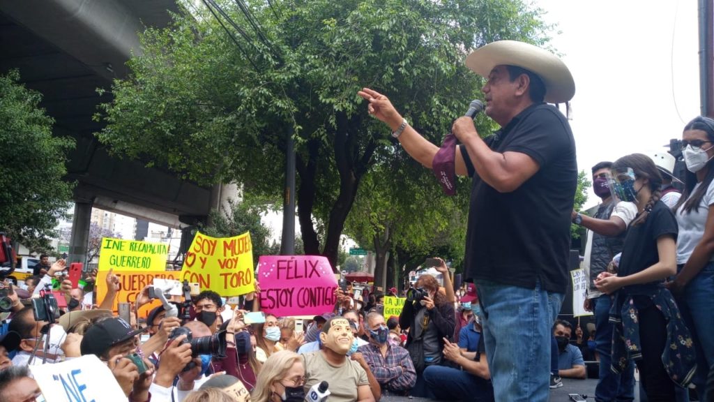 Caravana de Félix Salgado Macedonio llega a las instalaciones del INE; instalan campamento