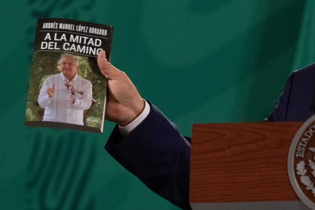 AMLO presume buenas ventas de su libro 'A la mitad del camino': “Se está vendiendo mucho”