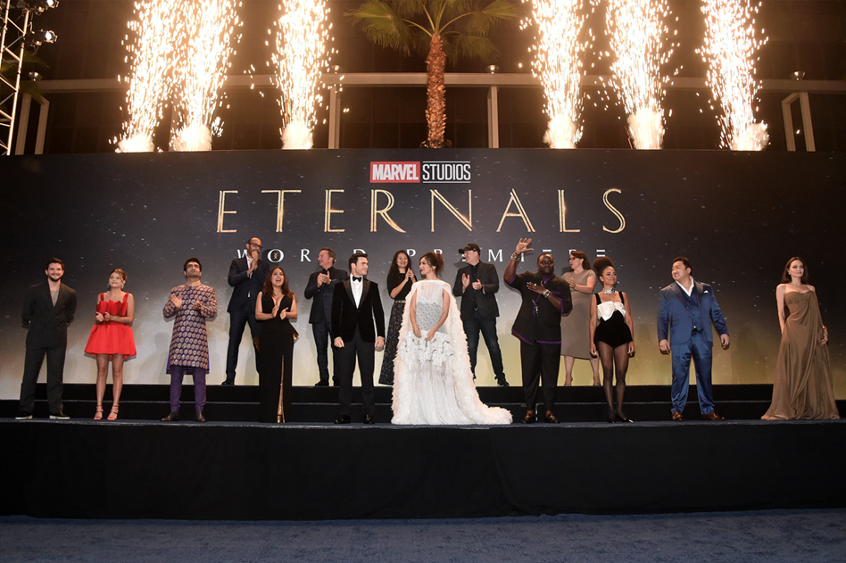 ADELANTE (I-D): KIT HARINGTON, LIA MCHUGH, KUMAIL NANJIANI, SALMA HAYEK, RICHARD MADDEN, GEMMA CHAN, BRIAN TYREE HENRY, LAUREN RIDLOFF, DON LEE Y ANGELINA JOLIE. ATRÁS (I-D): NATE MOORE, LOUIS D'ESPOSITO, CHLOÉ ZHAO, KEVIN FEIGE Y VICTORIA ALONSO.