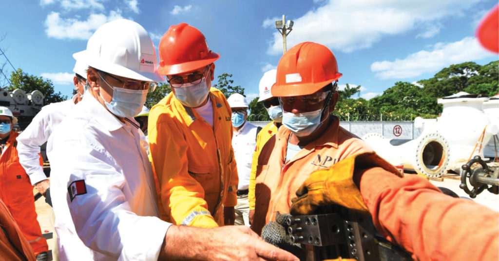 El director general de Pemex, Octavio Romero Oropeza, durante un recorrido por las instalaciones del Activo de Producción