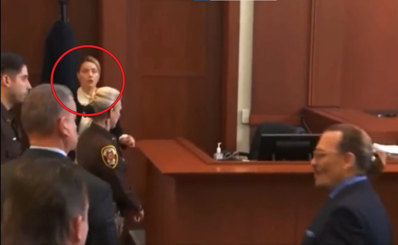 Amber Heard se asusta cuando Johnny Depp se acerca a ella en juicio 