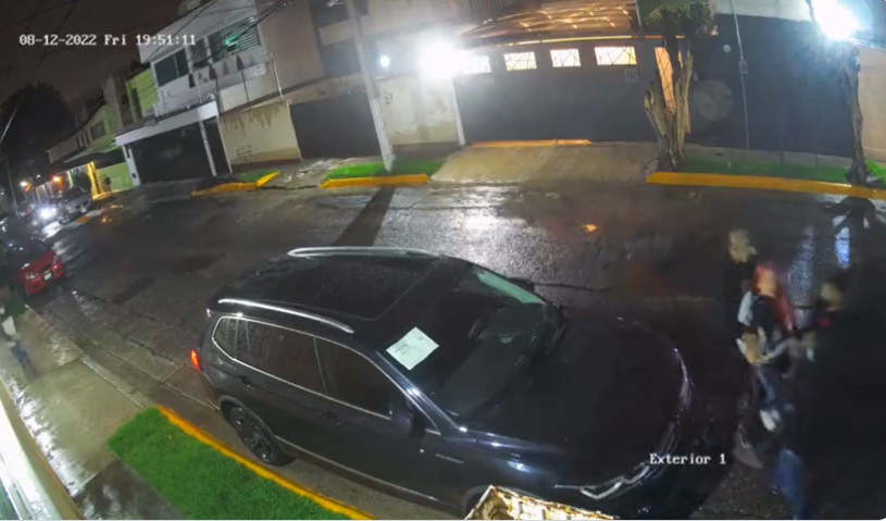 VIDEO: Mujer evita robo en Naucalpan aferrándose a su hija