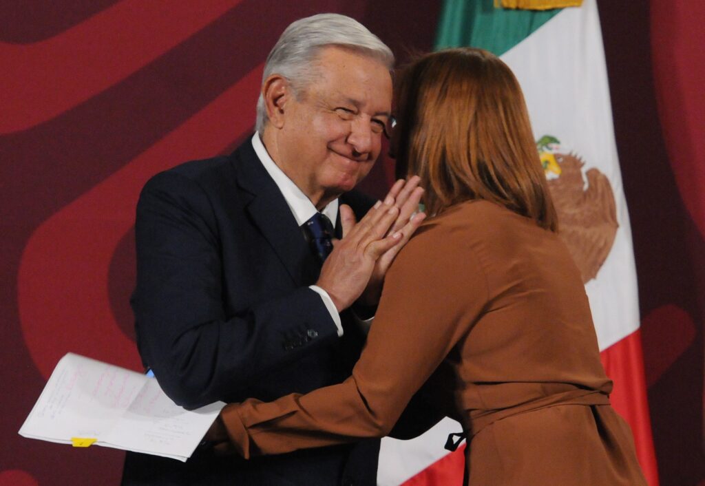 AMLO niega enojo con Tatiana Clouthier; mañana anunciará relevo