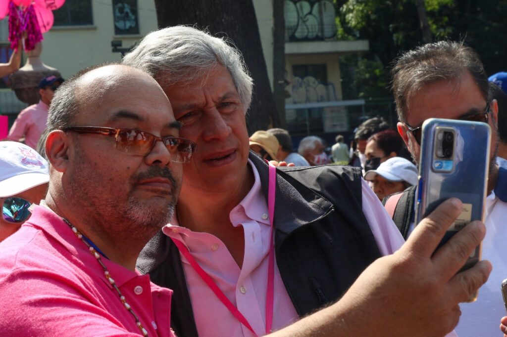 Claudio X. González pide vestir de blanco y rosa durante la marcha de