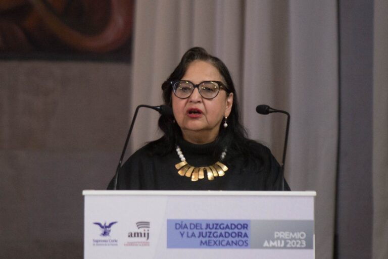 Poder Judicial en confrontación con AMLO: condena quema de ministra en mitin del Zócalo