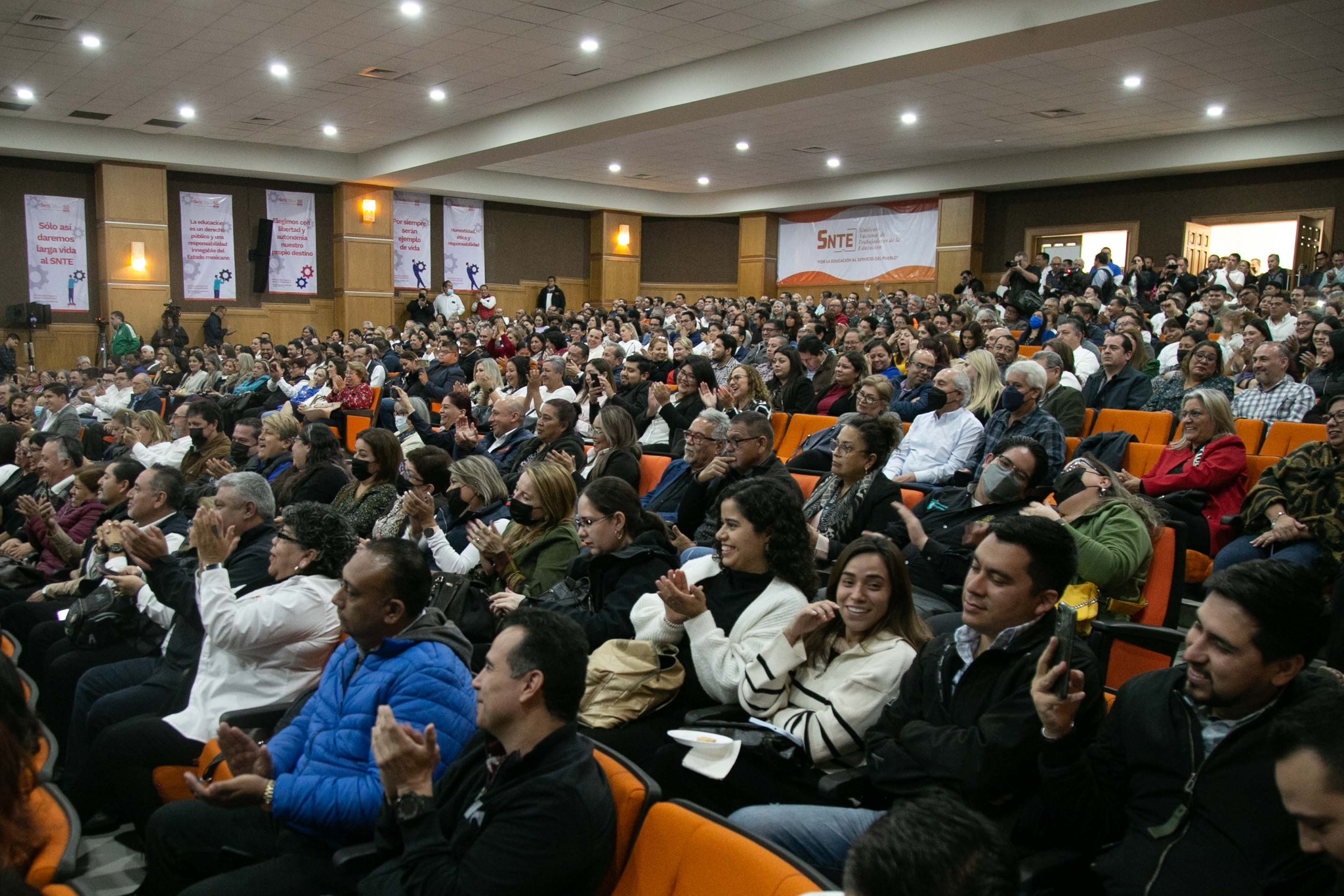 Además, se va a crear un proyecto con nuevos beneficios para los docentes. Foto: Secretaría de Educación NL