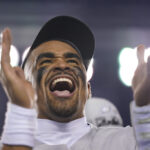 El quarterback Jalen Hurts, de los Eagles de Filadelfia, celebra tras la victoria ante los 49ers de San Francisco en la Final de la Conferencia Nacional. FOTO: AP