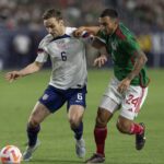 James Sands y Luis Chávez disputan el balón, durante el primer tiempo. FOTO: MEXSPORT 