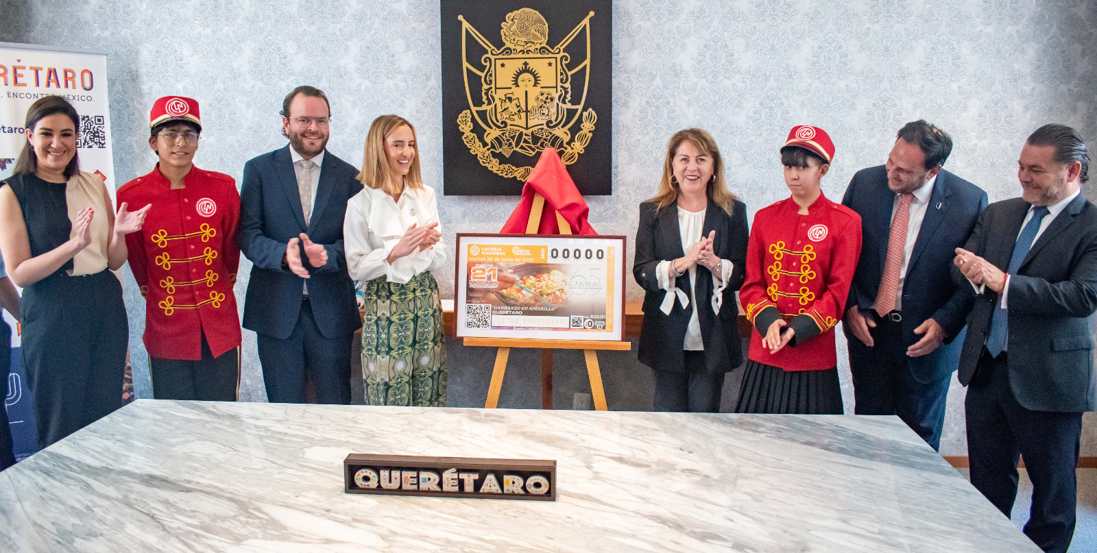 Enmarca Billete de lotería el Garbanzo en amarillo como emblema de la