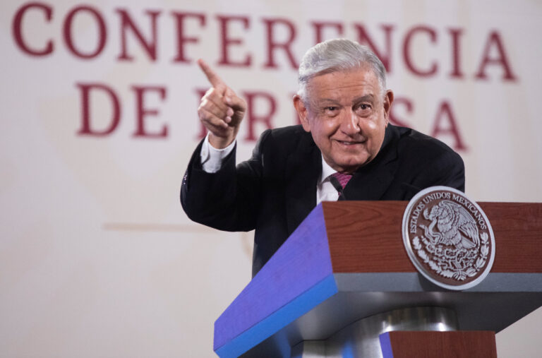 AMLO aplaude que se apunten aspirantes de Morena, PT y Verde