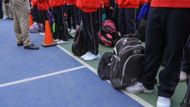 Personal de Seguridad Escolar y madres de familia revisarán los útiles escolares de las y los estudiantes. Foto: Gobierno