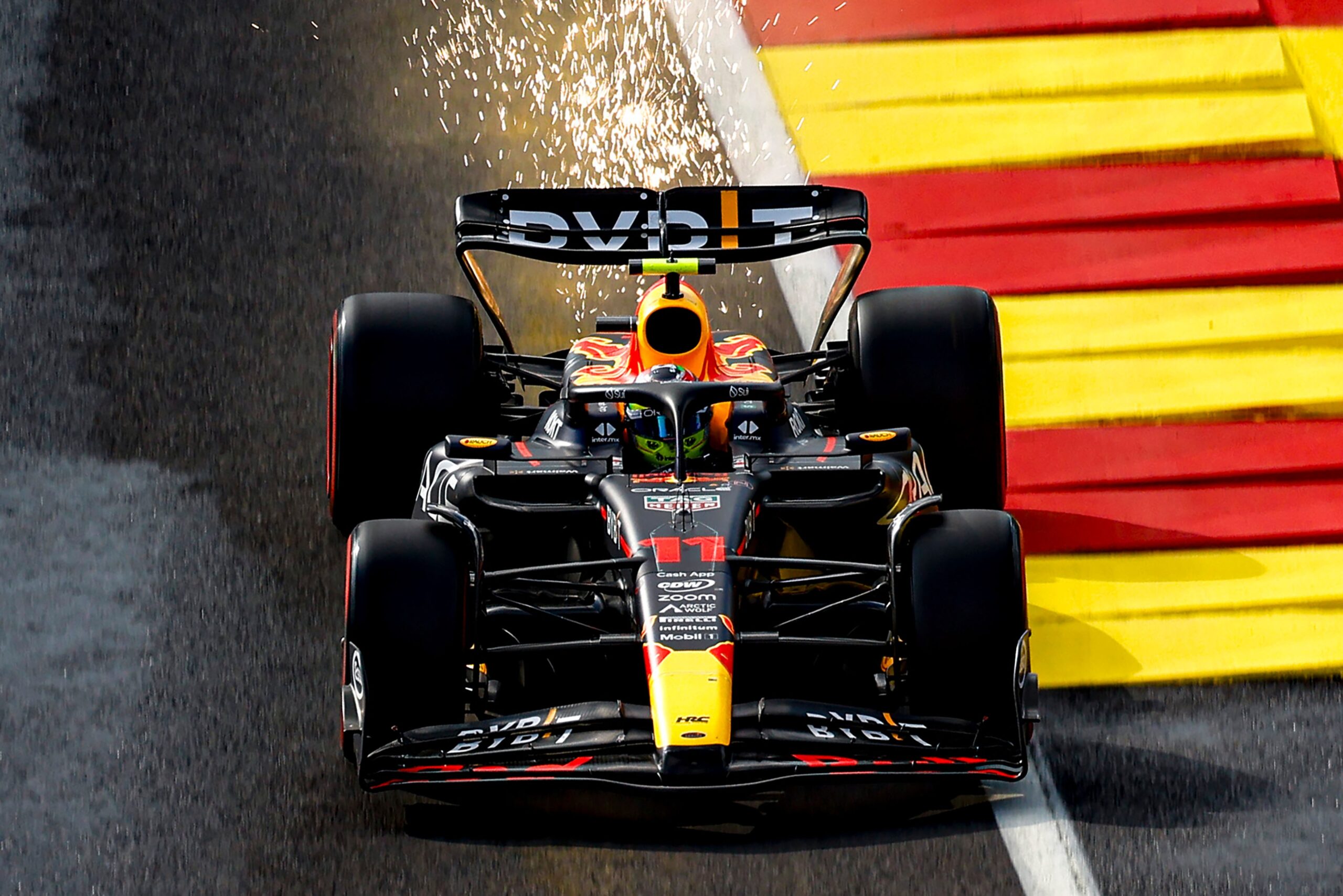 Sergio Pérez conduce su Red Bull en el circuito de Spa, en el Gran Premio de Bélgica. FOTO: MEXSPORT