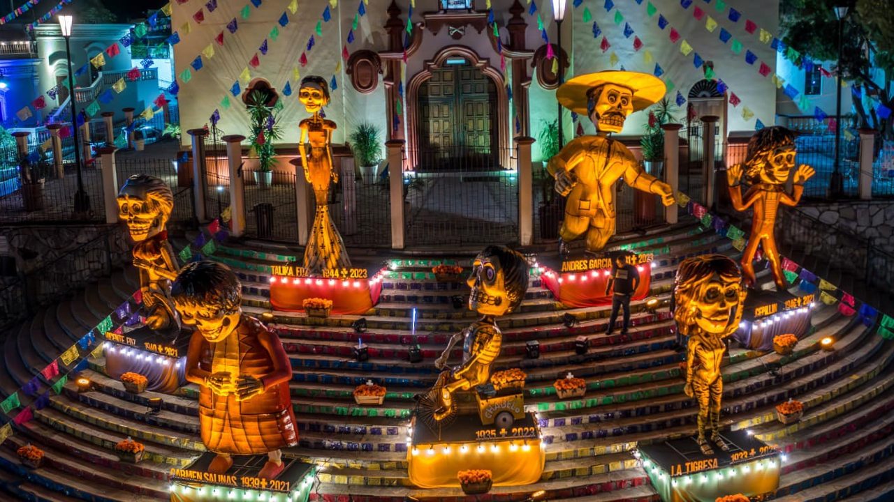 Dedican altar de muertos gigante en Nuevo León a artistas fallecidos