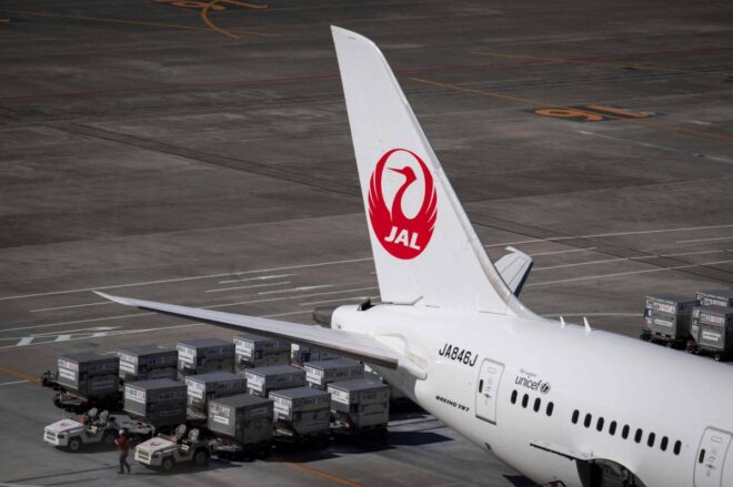 Choca avión de Japan Airlines en aeropuerto de Seattle, Estados Unidos